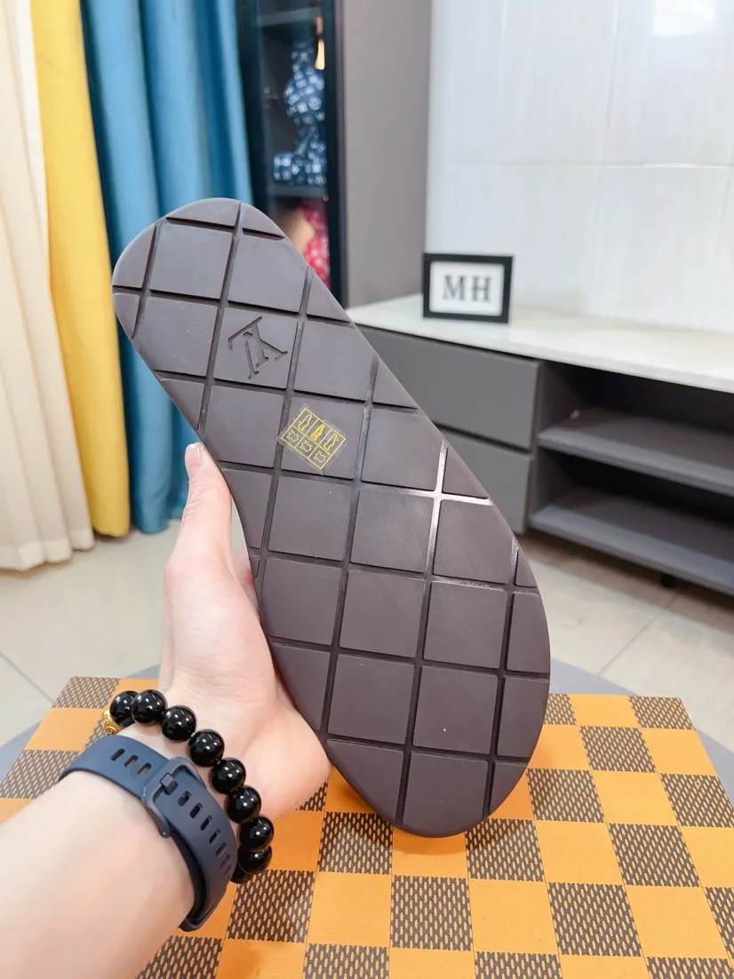 Men's shoes 💰340🌹🌹 (lv-Louis Vuitton) New men's slippers, high-end boutique, exquisite embossed logo decoration on the upper, fine workmanship, super soft soles, casual, loose and comfortable, a must-have in summer! \nsize：38-44